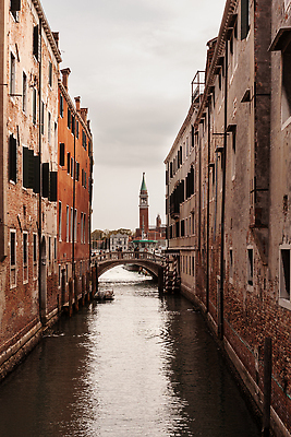 포토 JPG 해외이미지 구름 유럽 섬 여행 건축양식 교통시설 하늘 날씨 휴가 파노라마 풍경 사람없음 건물 물 도시풍경 교회 이탈리아 새벽 낭만 안개 도시 보트 흔적 운하 베네치아 방문 스카이라인 석호 랜드마크 바실리카 채널 해외202310 해외포토 자연요소 건축물 건축 나라 교통 컨셉 배_교통 종교건축 촬영기법 시설 파일형식