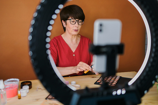 포토 JPG 해외이미지 여자 안경 전등 한명 들기 상반신 성인 앞모습 스마트폰 뷰티 화려 메이크업아티스트 아이섀도 메이크업브러쉬 성인여자한명만 크리에이터 영상촬영 해외202310 해외포토 직업 1 잡화 뷰포인트 컨셉 모션 조명 사람 핸드폰 스마트기기 촬영 화장품 붓 여자한명만 성인여자만 파일형식 1인미디어