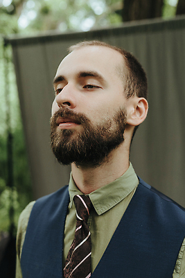 포토 JPG 해외이미지 스튜디오촬영 모델 헤어스타일 외관 옷 남자 와이셔츠 바지 회색배경 넥타이 수염 실내 한명 서기 정장 갈색 유행 직물 자신감 클래식 우아함 검은머리 개성 히스패닉 조절 고립 성격 정중 스타일 해외202310 해외포토 1 잡화 감정 컬러 백그라운드 컨셉 셔츠 모션 하의 사람 내부 회색 파일형식