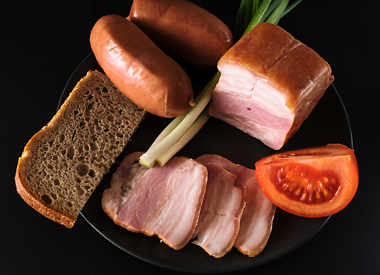 포토 JPG 해외이미지 접시 음식 토마토 검은배경 양파 오이 치즈 감자 파프리카 도마 파슬리 마늘 사람없음 갈색 크래커 주방 버섯 우유 햄버거 시골 소시지 그릴 케첩 먹기 머스터드 향신료 올리브 햄 피클 깨 후추 딜 모짜렐라치즈 번 맛있는 해외202310 해외포토 식기 열매 빵 컬러 백그라운드 채소 식재료 모션 주방용품 유제품 패스트푸드 육류 쿠키 검은색 조미료 소스_음식 가공식품 절임 향미료 파일형식