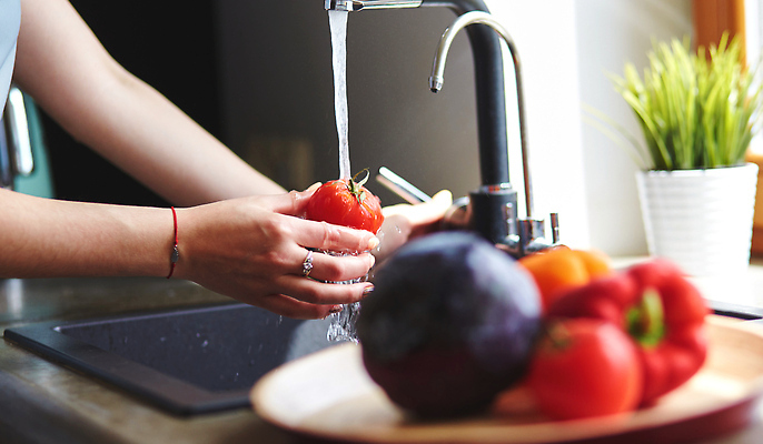 포토 JPG 해외이미지 주간 그릇 손 여자 음식 컬러 다이어트 토마토 채소 재료 주택 건강 관리 요리 한명 빨간색 물 주방 저녁식사 샐러드 신선 잡기 체리 닫기 씻기 빨래 브로콜리 청소 싱크대 수도꼭지 준비 유기농 돌봄 식용 채식주의자 해외202310 해외포토 자연요소 1 식기 웰빙 가사 과일 모션 사람 건물 신체부위 식사 청결 개수대 채식 파일형식
