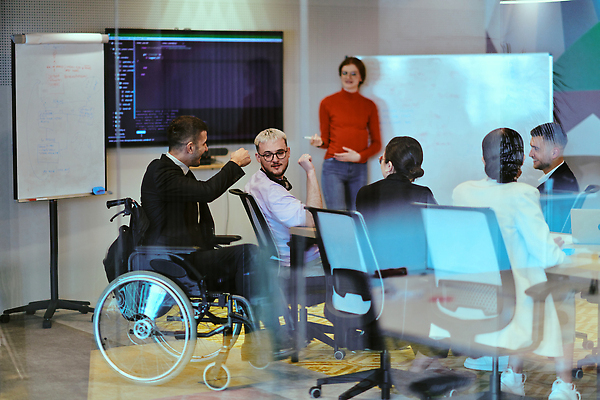 포토 JPG 해외이미지 여자 남자 의자 회의 함께함 여러명 상반신 성인 사무실 텔레비전 직장인 뒤돌아보기 발표 장애인 동료 휠체어 화이트보드 성인만 해외202310 해외포토 직업 가구 다수 컨셉 비즈니스 관계 모션 사람 전자제품 장애 파일형식