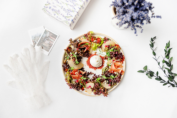 포토 JPG 해외이미지 접시 꽃 화분 잎 사람없음 샐러드 분위기 폴라로이드사진 웨딩장갑 플레이팅 해외202310 해외포토 식물 식기 음식 장갑 컨셉 상차림 폴라로이드 파일형식