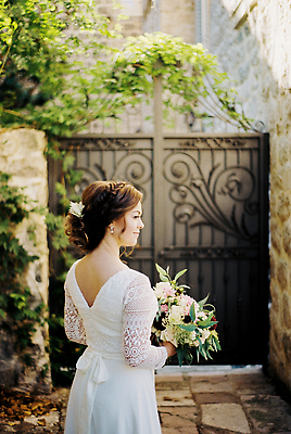 포토 JPG 해외이미지 나무 백인 1 드레스 꽃 꽃다발 결혼 결혼식 주택 한명 서기 초록색 울타리 흰색 닫기 대문 안뜰 옛날 스타일 해외202310 해외포토 서양인 식물 옷 컬러 모션 사람 이벤트 건물 담장 문 파일형식