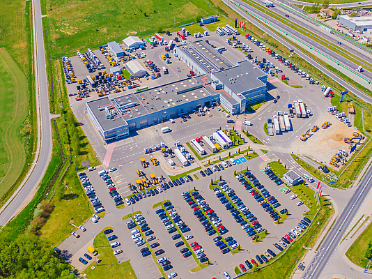 포토 JPG 해외이미지 산업 비즈니스 공장 교통시설 자동차 안테나 사람없음 건물 문 화물 센터 상품 큼 창고 상업 수납 짐차 트레일러 물류 드론 분배 수입 해외202310 해외포토 건축물 육상교통 교통 통신 공업 운송업 크기 시설 파일형식