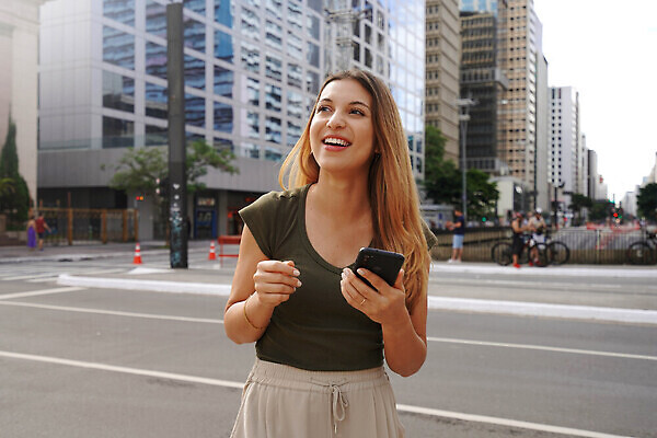 포토 JPG 해외이미지 백인 응시 여자 행복 길 인터넷 비즈니스 사업가 통신 성공 모바일 거리 한명 서기 웃음 야외 건물 옆모습 금융 스마트폰 핸드폰 도시풍경 뷰티 고층빌딩 궁전 잡기 도시 네트워크 떨어짐 연결 뉴욕 히스패닉 스타일 셀룰러 브라질사람 해외202310 해외포토 서양인 직업 1 건축물 시선 감정 뷰포인트 컨셉 고건축 모션 표정 사람 풍경 빌딩 경제 전자제품 스마트기기 미국 파일형식