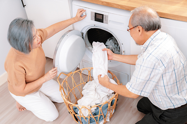 포토 JPG 해외이미지 전신 여자 할아버지 노년 남자 할머니 들기 두명 옆모습 바구니 주방 도움 빨래 무릎꿇기 나무바닥 세탁기 노인만 해외202310 해외포토 뷰포인트 컨셉 가사 모션 바닥 사람 성인 가전제품 성인만 파일형식