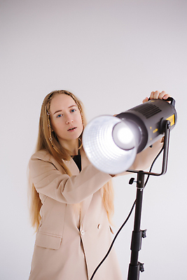포토 JPG 해외이미지 백인 직업 여자 백그라운드 비즈니스 조명 실내 한명 웃음 빛 금발 스크린 촬영 장비 과학기술 무대 흰색 램프 손전등 업무 영화관 사진사 필름 영화 준비 삼각대 고립 주도 해외202310 해외포토 서양인 1 헤어스타일 컬러 문화예술 기술 표정 사람 내부 예절 작업 극장 작가 파일형식