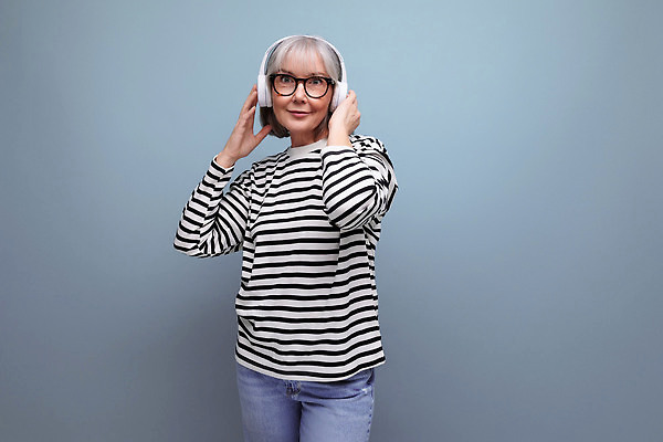 포토 JPG 해외이미지 백인 1 라이프스타일 여자 행복 할머니 음악 중년 50대 백그라운드 비즈니스 실내 한명 사람 헤드폰 듣기 흰색 잡기 우아함 60대 흥분 경영 승자 옛날 스타일 카피스페이스 해외202310 해외포토 서양인 노년 감정 컬러 음향기기 컨셉 모션 문화예술 성인 내부 생활 공백 파일형식