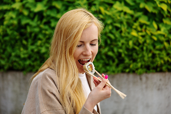 포토 JPG 해외이미지 학생 여자 행복 얼굴 음식 젓가락 패스트푸드 건강 어류 한명 미소 사람 동양인 야외 건물 금발 사무실 뷰티 일본 식사 초밥 회 잡기 도시 입 맛 먹기 해산물 흥분 롤 연어 테이크아웃 질서 토막 점심식사 단절 해외202310 해외포토 1 헤어스타일 건축물 감정 아시아 컨셉 비즈니스 모션 수저 표정 인종 신체부위 수중동물 예절 인스턴트 일본음식 파일형식