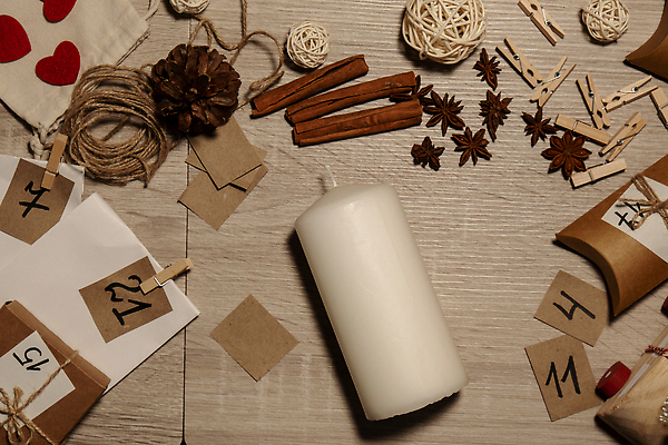 포토 JPG 해외이미지 손 초 공 집게 선물 신체부위 장식 숫자 하트 준비 노끈 DIY 꾸미기 베이지색 시나몬스틱 핸드메이드 나무배경 팔각회향 해외포토 모양 문자 줄 컬러 백그라운드 사람 취미 향신료 시나몬 파일형식