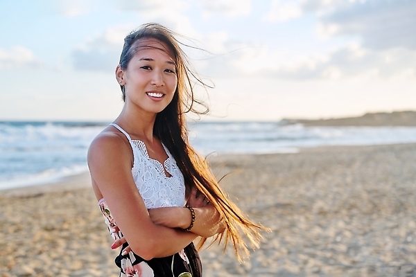 포토 JPG 해외이미지 모델 라이프스타일 응시 여자 행복 얼굴 바다 백그라운드 태국 하늘 바람 휴식 갈색머리 건강 한명 사람 동양인 20대 성인 야외 빛 태양 뷰티 유행 흰색 신선 치아 피부 내추럴 돌봄 카피스페이스 해외202310 해외포토 자연요소 1 헤어스타일 시선 감정 아시아 컬러 컨셉 모션 날씨 인종 청년 생활 신체부위 공백 소화기관 파일형식