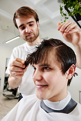 포토 JPG 해외이미지 헤어스타일 응시 남자 앉기 상반신 성인 두명 옆모습 장비 젖음 머리빗 망토 미용사 이발 이발소 성인남자만 해외202310 해외포토 직업 시선 뷰포인트 모션 사람 미용용품 뷰티샵 남자만 성인만 파일형식