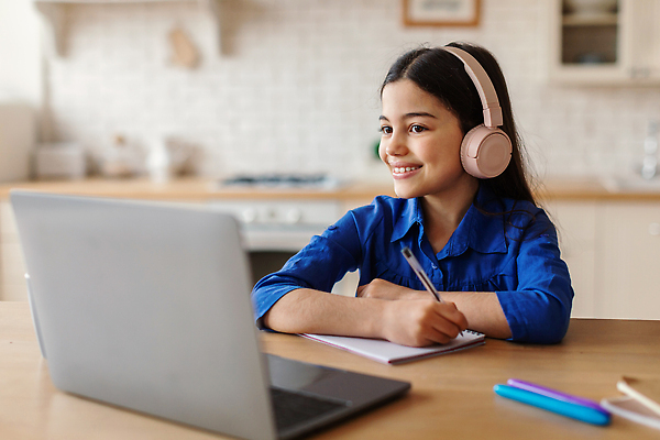 포토 JPG 해외이미지 여자 어린이교육 행복 청소년 수업 한명 상반신 옆모습 10대 노트북 학습 헤드셋 공책 기록 강의 온라인 온라인강의 홈스쿨 홈스쿨링 십대여자한명만 해외202310 해외포토 1 교육 감정 뷰포인트 음향기기 문구용품 사람 전자제품 헤드폰 여자한명만 십대여자만 파일형식 언택트