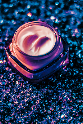 포토 JPG 해외이미지 근접촬영 사람없음 반짝임 보라색 고급 피부관리 파란배경 스킨케어 기초화장품 수분크림 해외202310 해외포토 뷰포인트 컬러 백그라운드 컨셉 모션 파란색 뷰티 화장품 파일형식