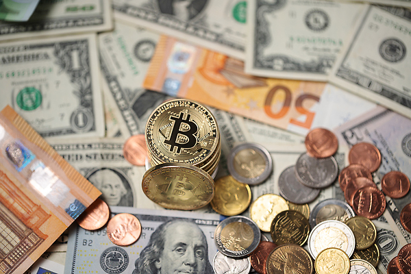 포토 JPG 해외이미지 유럽 종이 이동 지폐 돈 비즈니스 사람없음 초록색 금융 경제 달러 동전 미국 유로 성장 시장 재산 황금 암호 무역 투자 상업 이익 파운드 가치 계산서 가상 해외202310 해외포토 나라 산업 컬러 컨셉 북아메리카 파일형식