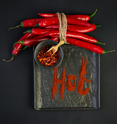 포토 JPG 해외이미지 그릇 접시 사람없음 빨간색 여러개 끈 매움 홍고추 HOT 고춧가루 해외202310 해외포토 식기 컬러 다수 고추 맛 가루 파일형식