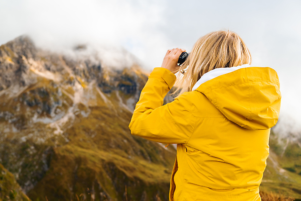 포토 JPG 해외이미지 전통 라이프스타일 응시 여자 여행 자연 성공 휴가 휴식 산 한명 야외 금발 뷰티 노란색 여행객 이탈리아 재킷 쌍안경 하이킹 탐험 시골 관찰 숲 모험가 알프스 감시 발견 내추럴 생존 해외202310 해외포토 1 헤어스타일 시선 유럽 컬러 컨셉 모션 레저 사람 생활 외투 망원경 생태계 파일형식