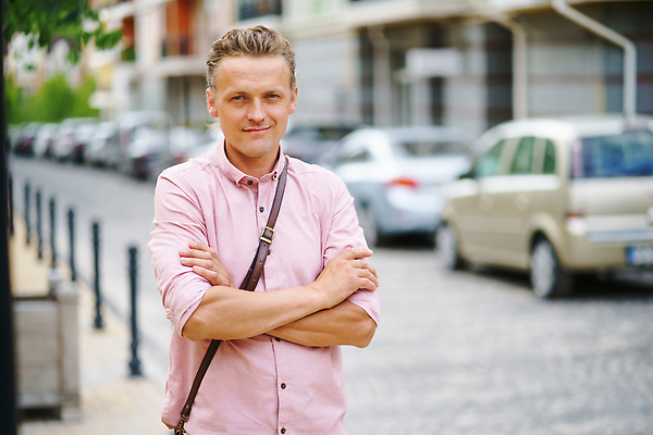 포토 JPG 해외이미지 직업 1 라이프스타일 응시 남자 도로 중년 여행 백그라운드 컨셉 비즈니스 건축양식 사업가 성공 거리 그림자 한명 서기 사람 성인 야외 건물 여름 30대 도시풍경 유행 여행객 걷기 검은색 산책 도시 비즈니스맨 도심 시원함 타운 혼자 스타일 해외202310 해외포토 건축물 시선 계절 건축 길 컬러 교통시설 모션 휴식 풍경 생활 장년 직장인 파일형식