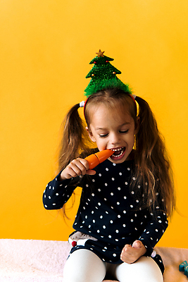 포토 JPG 해외이미지 백인 긴머리 손 디자인 여학생 감정 리본 어린이 백그라운드 크리스마스 오렌지 손가락 가족 새해 따뜻함 선물 한명 사람 노란색 파티 유행 놀람 당근 기쁨 흰색 표현 메시지 치아 스웨터 먹기 토막 양모 고립 해외202310 해외포토 서양인 1 학생 헤어스타일 여자 기념일 컬러 상의 과일 관계 모션 뿌리채소 표정 이벤트 신체부위 직물 소화기관 파일형식