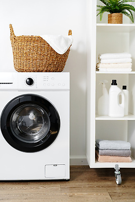 포토 JPG 해외이미지 화분 가사 집안 선반 실내 사람없음 수건 빨래 세제 드럼세탁기 빨래바구니 해외202310 해외포토 가구 내부 위생용품 바구니 세탁기 파일형식