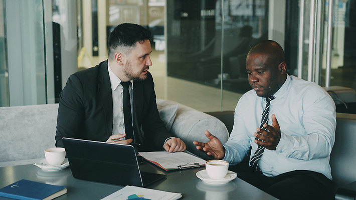 포토 JPG 해외이미지 백인 남자 감정 커피 2 비즈니스 사업가 통계 탁자 아침 넥타이 관리 대화 사람 앉기 정장 손짓 성인 두명 식사 카페 분노 가리킴 업무 비즈니스맨 범죄 동료 계약 문제 반대 공격적 단절 스트라이크 정중 해외202310 해외포토 주간 서양인 직업 잡화 옷 음료 가구 컨셉 관계 모션 말하기 상점 작업 직장인 파일형식