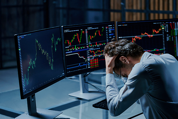 포토 JPG 해외이미지 직업 행복 감정 돈 비즈니스 사업가 그래프 한명 금융 경제 컴퓨터 판매 디지털 스크린 동전 거래 정보 성장 비즈니스맨 좌절 암호 계획 상인 중개인 속도 외화 투자 이익 온라인 토막 전자상거래 파산 경영 분석가 자금 투자자 해외202310 해외포토 1 남자 컨셉 사람 전자제품 직장인 재산 파일형식