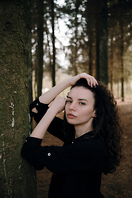 포토 JPG 해외이미지 나무 모델 1 라이프스타일 헤어스타일 응시 드레스 공원 여자 행복 감정 얼굴 자연 실내 한명 사람 성인 야외 초록색 뷰티 유행 기쁨 표현 파마 이발 피부 긍정 내추럴 우크라이나 스타일 해외202310 해외포토 식물 시선 옷 공공시설 유럽 컬러 컨셉 내부 생활 신체부위 생태계 파일형식