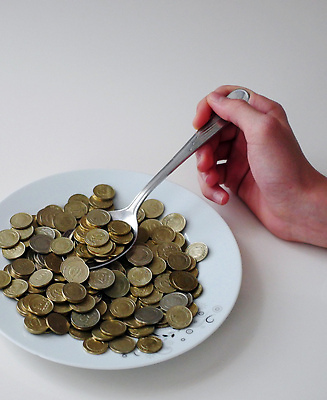 포토 JPG 해외이미지 접시 음식 컨셉 돈 비즈니스 탁자 사람없음 금융 동전 식사 재산 칼 먹기 점심식사 용돈 해외202310 해외포토 식기 가구 모션 경제 파일형식