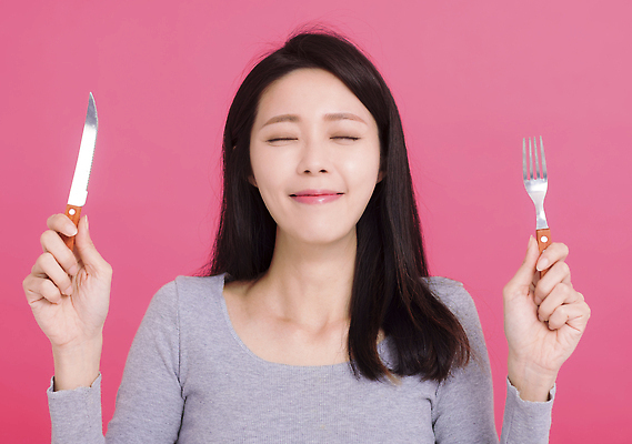 포토 JPG 해외이미지 라이프스타일 식기 손 여자 행복 얼굴 음식 분홍색 백그라운드 포크 컨셉 다이어트 건강 스테이크 한명 미소 사람 동양인 뷰티 유행 식당 식사 저녁식사 중국 잡기 칼 맛 먹기 배고픔 냄새 점심식사 고립 스타일 맛있는 해외202310 해외포토 1 감정 아시아 컬러 모션 서양음식 표정 인종 생활 신체부위 상점 파일형식