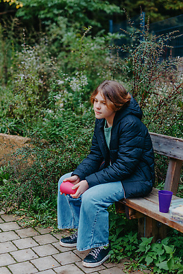 포토 JPG 해외이미지 백인 모델 학생 라이프스타일 공원 여자 행복 커피 음료 백그라운드 벤치 자연 모바일 휴식 한명 사람 앉기 야외 10대 컵 초록색 스마트폰 핸드폰 뷰티 잡기 도시 긍정 해외202310 해외포토 서양인 1 식기 공공시설 감정 컬러 컨셉 의자 모션 청소년 생활 전자제품 스마트기기 생태계 파일형식