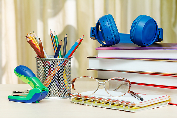 포토 JPG 해외이미지 안경 문구용품 색연필 사람없음 책 스터디 연필 펜 헤드폰 스테이플러 오브젝트 연필꽂이 해외202310 해외포토 잡화 음향기기 학용품 학습 필기구 사무용품 파일형식