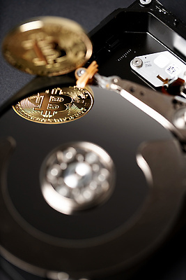 포토 JPG 해외이미지 백그라운드 컨셉 돈 인터넷 비즈니스 안전 사람없음 금융 경제 컴퓨터 반사 금속 디지털 동전 자료 거울 장비 운전 디스크 네트워크 황금 암호 회로판 발굴 무역 투자 상업 전자 토막 하드웨어 가상 해외202310 해외포토 산업 모션 재질 전자제품 재산 질병 파일형식