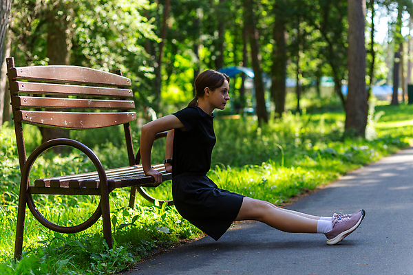포토 JPG 해외이미지 라이프스타일 공원 여자 스포츠 신체 벤치 모션 근육 운동선수 건강 한명 사람 야외 10대 운동복 운동 뷰티 스트레칭 힘 당기기 몸무게 날씬함 연습 체조 노력 달리기선수 바디케어 해외202310 해외포토 1 옷 공공시설 의자 청소년 생활 몸매 육상선수 파일형식