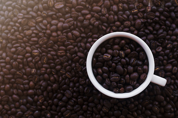 포토 JPG 해외이미지 전통 커피 음료 음식 백그라운드 패턴 재료 벽지 아침 콩 프레임 씨앗 사람없음 컵 갈색 검은색 어둠 카페 에너지 머그컵 흰색 신선 뜨거움 아침식사 낟알 굽기 가득함 오브젝트 질감 향기 아로마 아메리카노 카푸치노 카페테리아 에스프레소 흙더미 내추럴 모카 아라비카 양조 카페인 카피스페이스 맛있는 해외202310 해외포토 주간 식물 식기 컬러 무늬 곡류 상점 식사 흙 공백 구이 냄새 파일형식 더미