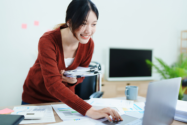 포토 JPG 해외이미지 손 여자 행복 종이 백그라운드 컨셉 비즈니스 그래프 설계 한명 성인 가로 금융 경제 노트북 컴퓨터 사무실 펜 저축 성장 잡기 작업 비즈니스우먼 계산 계획 명상 보고서 준비 문서 투자 수익 대출 빚 세금 예산 환불 비용 해외202310 해외포토 1 감정 모션 사람 신체부위 전자제품 필기구 직장인 파일형식