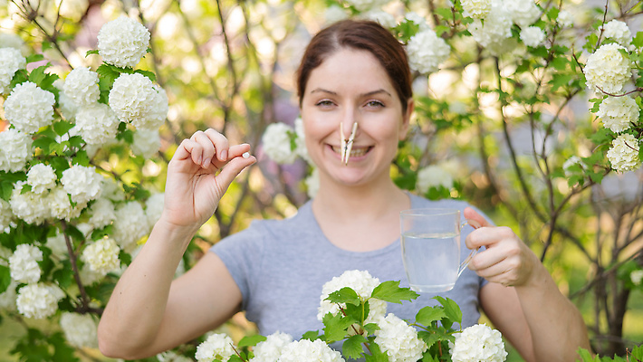 포토 JPG 해외이미지 응시 여자 꽃 잎 잔 한명 들기 상반신 성인 야외 알약 나뭇가지 물컵 나무집게 비염 성인여자한명만 해외202310 해외포토 나무 식물 1 식기 시선 모션 집게 사람 목재 컵 약 여자한명만 성인여자만 파일형식