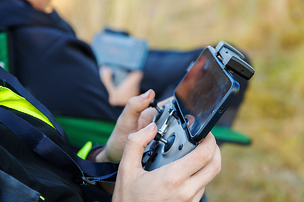 포토 JPG 해외이미지 백인 손 백그라운드 밭 손가락 무선통신 기술 안테나 관리 사람없음 야외 스마트폰 햇빛 스크린 모니터 기쁨 장비 엄지손가락 잡기 막대기 리모컨 파일럿 무선전화기 필름 조이스틱 멀리 항공촬영 드론 운영자 제어 인터랙티브 해외202310 해외포토 서양인 직업 감정 뷰포인트 농업 통신 모션 신체부위 핸드폰 스마트기기 컴퓨터 태양 게임기 전화기 파일형식