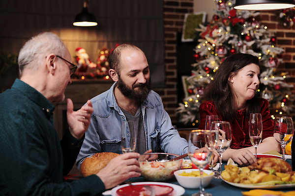 포토 JPG 해외이미지 여자 노년 남자 행복 음식 크리스마스 가족 식탁 조명 함께함 수저 대화 손짓 상반신 성인 세명 빛 파티 식사 샴페인 연말 해외202310 해외포토 식기 기념일 감정 컨셉 관계 모션 탁자 주류 말하기 사람 이벤트 파일형식