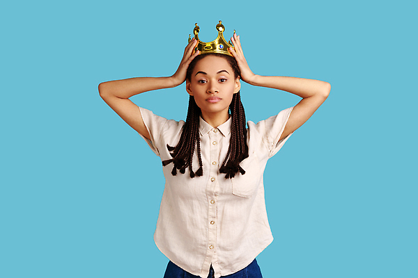 포토 JPG 해외이미지 스튜디오촬영 응시 여자 흑인 청소년 성공 왕관 실내 한명 사람 자신감 재산 리더 파란배경 재택근무 여왕 고립 셀프 승자 자부심 필승 혼혈 해외202310 해외포토 서양인 1 시선 감정 백그라운드 컨셉 비즈니스 내부 금융 파란색 우승 다문화 파일형식