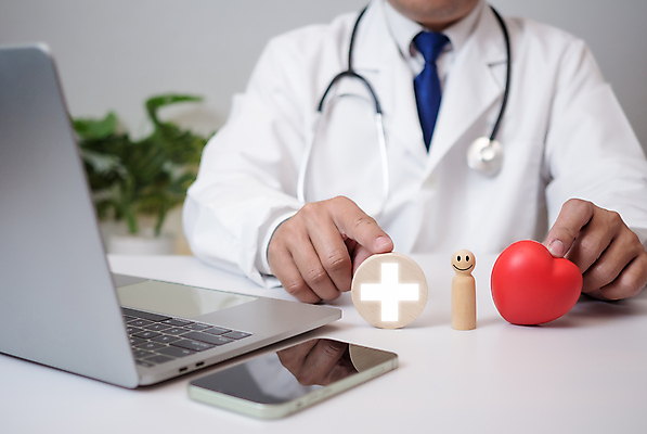 포토 JPG 해외이미지 무료이미지 남자 십자가 사람모양 병원 한명 상반신 성인 앞모습 노트북 건강관리 의사 하트 잡기 오브젝트 성인남자한명만 해외202310 해외포토 모양 1 뷰포인트 의학 모션 건강 관리 사람 전자제품 의료진 남자한명만 성인남자만 파일형식 무료콘텐츠