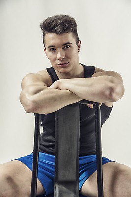 포토 JPG 해외이미지 백인 모델 1 응시 남자 백그라운드 티셔츠 의자 반바지 근육 실내 한명 사람 앉기 성인 10대 운동 뷰티 흰색 옷입기 근육질 반전 해외202310 해외포토 서양인 시선 컬러 가구 컨셉 셔츠 바지 모션 청소년 건강 내부 몸매 파일형식