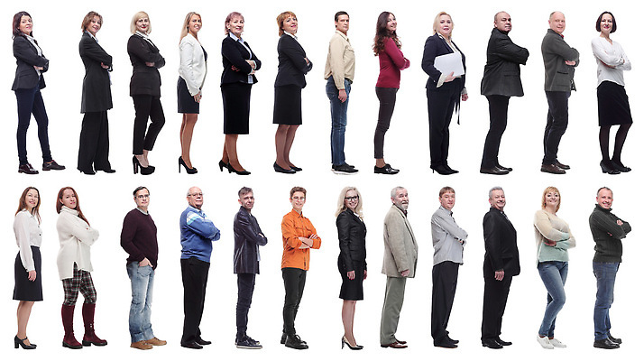 포토 JPG 해외이미지 전신 응시 여자 노년 남자 중년 들기 정장 여러명 성인 옆모습 팔짱 비즈니스맨 비즈니스우먼 문서 주머니손 성인만 해외202310 해외포토 시선 옷 뷰포인트 다수 비즈니스 모션 사람 직장인 파일형식