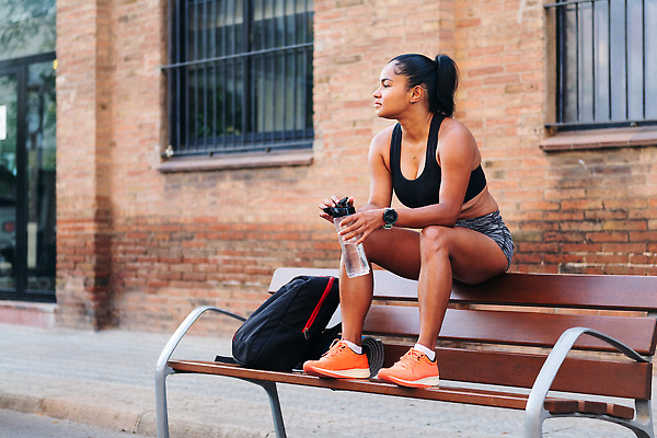 포토 JPG 해외이미지 1 라이프스타일 응시 여자 행복 음료 스포츠 벤치 휴식 운동선수 건강 한명 미소 사람 앉기 성인 야외 가로 물 운동복 조깅 운동 힘 잡기 도시 자신감 연습 상쾌 긍정 단절 달리기선수 카피스페이스 해외202310 해외포토 자연요소 시선 옷 감정 컨셉 의자 모션 표정 생활 공백 육상선수 파일형식
