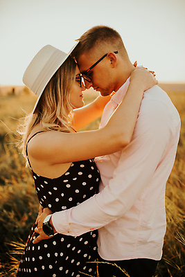 포토 JPG 해외이미지 커플 여자 남자 행복 실루엣 신랑 2 밭 데이트 가족 관계 포옹 자연 하늘 남편 휴가 키스 함께함 관리 사랑 사람 성인 야외 두명 빛 태양 일몰 산책 낭만 시골 잡기 아내 유혹 약혼 힙스터 해외202310 해외포토 자연요소 패션 감정 결혼 컨셉 농업 안기 모션 휴식 촬영기법 노을 애정표현 생태계 약속 파일형식