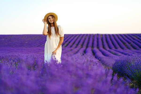 포토 JPG 해외이미지 여자 꽃밭 한명 상반신 성인 야외 앞모습 일몰 잡기 밀짚모자 라벤더 프로방스 성인여자한명만 해외202310 해외포토 모자_잡화 1 꽃 뷰포인트 모션 사람 노을 허브 여자한명만 성인여자만 파일형식