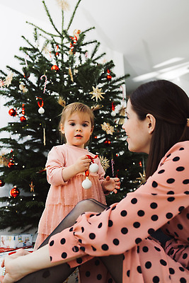 포토 JPG 해외이미지 나무 백인 모자 커플 딸 행복 별 어린이 크리스마스 통신 가족 엄마 남편 휴가 전등 새해 아파트 주택 실내 3 선물 사람 앉기 내부 두명 장식 뷰티 축제 기쁨 축하 잡기 아내 분위기 아빠 정상 어깨 주기 넣기 크리스마스이브 해외202310 해외포토 자연요소 서양인 식물 잡화 기념일 감정 컨셉 관계 모션 조명 건물 신체부위 파일형식