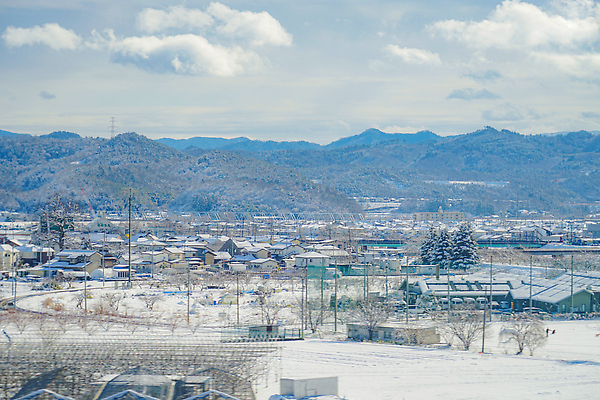 포토 JPG 해외이미지 구름 여행 자연 하늘 산 주택 풍경 사람없음 파란색 도시풍경 평화 해외202310 해외포토 자연요소 컬러 컨셉 건물 도시 생태계 파일형식