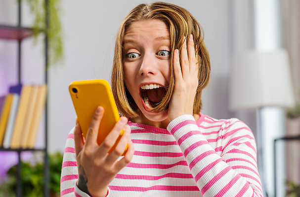 포토 JPG 해외이미지 백인 라이프스타일 여자 행복 거실 성공 아파트 주택 기념 갈색머리 실내 한명 미소 10대 스마트폰 핸드폰 세일 귀여움 게임 춤 우승 최고 행운 뉴스 연결 흥분 긍정 충격 재택근무 온라인 복권 승자 필승 해외202310 해외포토 서양인 1 헤어스타일 감정 컨셉 비즈니스 청소년 놀이 문화예술 표정 사람 내부 건물 생활 전자제품 스마트기기 파일형식