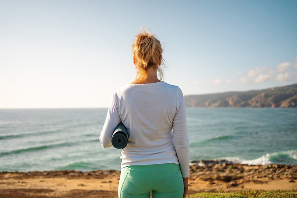 포토 JPG 해외이미지 백인 라이프스타일 여자 노년 행복 바다 신체 요가 자연 휴가 휴식 건강 한명 야외 뒷모습 여름 화목 잡기 영혼 은퇴 집중 연습 명상 해외202310 해외포토 서양인 1 웰빙 계절 감정 뷰포인트 컨셉 모션 사람 성인 생활 생태계 파일형식